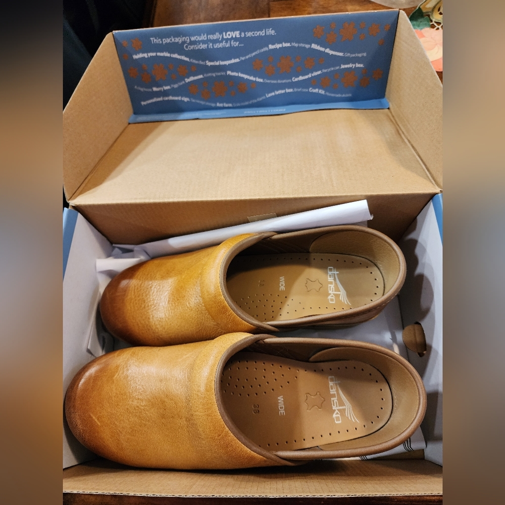 New Dankso womens size 38 wide